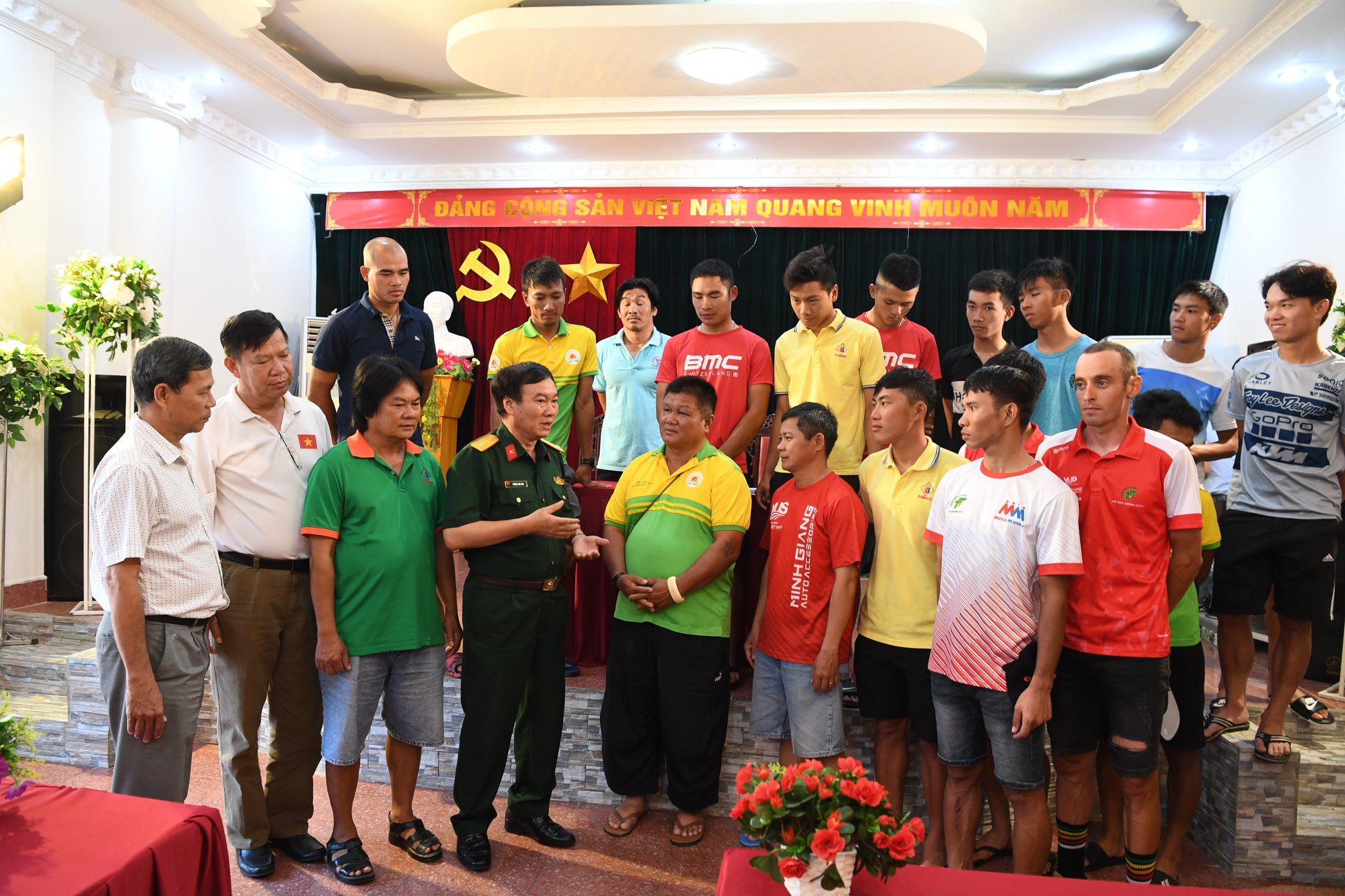 Ban tổ chức cuộc đua gặp mặt lãnh đội, vận động viên 10 đội đua trong nước